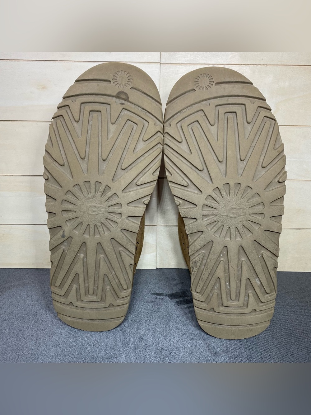 UGG Neumel Chukka Boots Women's Size 9 Shoes Logo Embossed Brown Shearling - Picture 9 of 11
